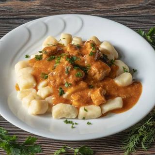 Kopytka z gulaszem (400g)