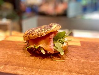 Baguels De Salmón Con Queso Crema, Aguacate, Tomate Y Salmon