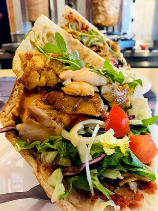 1. Kebab w bułce z kurczakiem (Mega)