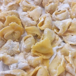 Tortellini fatti a mano senza glutine e lattosio in brodo
