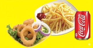 Anelli di cipolla, patatine e una lattina