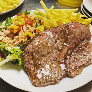 Filete De Ternera Con Ensalada Y Patatas