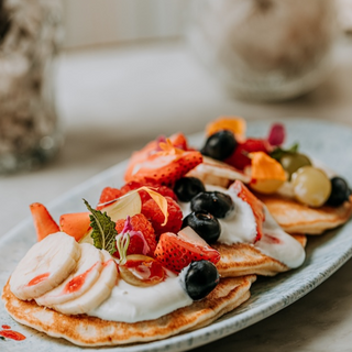 PANCAKES CON YOGUR Y FRUTAS