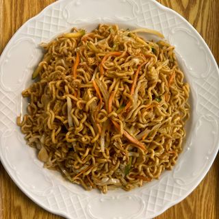 Yakisoba tallarines finos con verduras y pollo