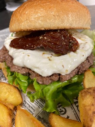 Hamburger italico -servito con patate dippers