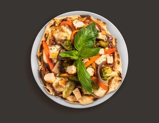 Pizza de yuca con pollo y salsa barbacoa