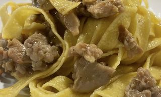 Tagliatelle salsiccia e funghi porcini