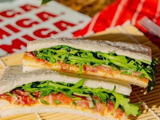 Jamón Serrano Con  Rúcula Y Queso