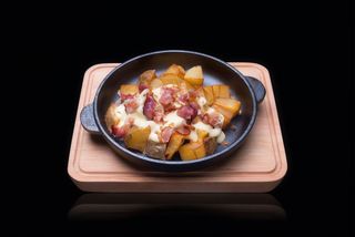 Картопля печена з беконом та сирним соусом