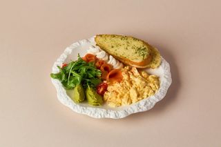 Скрэмбл с семгой и авокадо