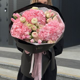 Стильний букет в темному пакуванні 