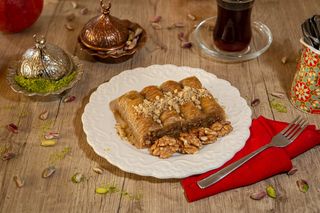 Baklava Emre saraylİe cu nuca 