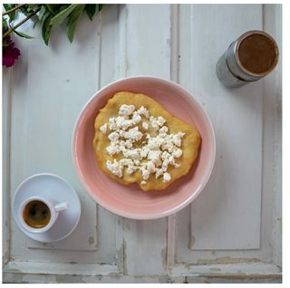 Мекица с крема сирене и песто