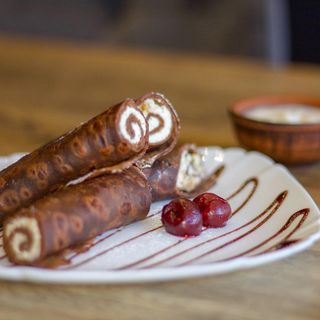 Млинці шоколадні з сиром та вишньою по-домашньому (200 гр.)