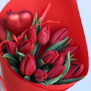 Bukiet z 15 czerwonych tulipanów  z serduszkiem