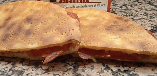 Schiacciata con prosciutto crudo, fior di latte, pomodoro