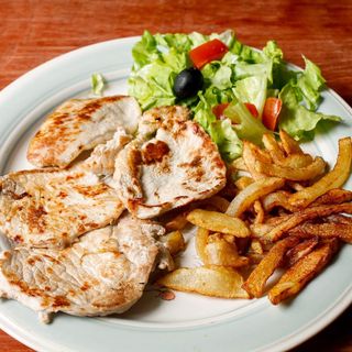 Plato lomo con patatas y ensalada 