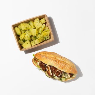 Սենդվիչ հավով և տերիակի սոուսով և կարտոֆիլով աղցան