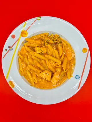Penne salmone fresco con panna e pomodoro
