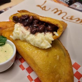 Empanada Caraota y Queso
