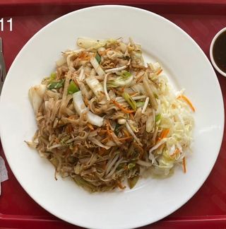 V11 Smażony makaron ryżowy z warzywami