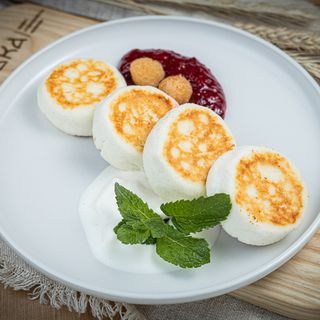 Сирники з джемом і сметаною