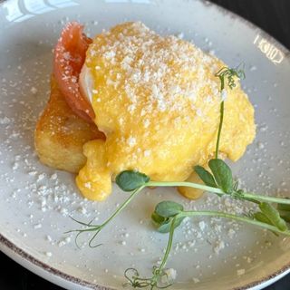 Хешбраун з яйцем пашот і слабосоленим лососем