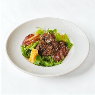 Теплий салат з курячою печінкою, карамелізованим яблуком та сиром брі (250 г)