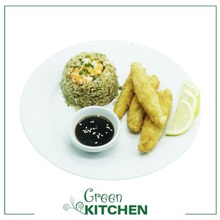 Filets de poisson panés et riz cuisiné