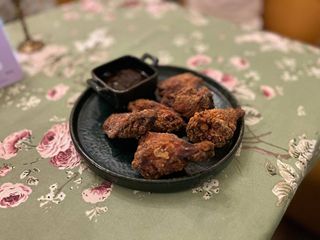 Крильця з фірмовим пікантним соусом