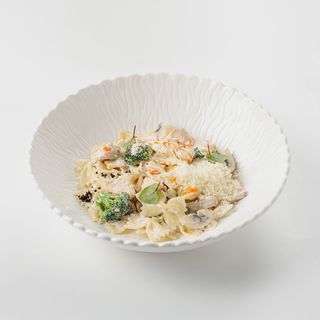 Фарфалле с курицей и грибами