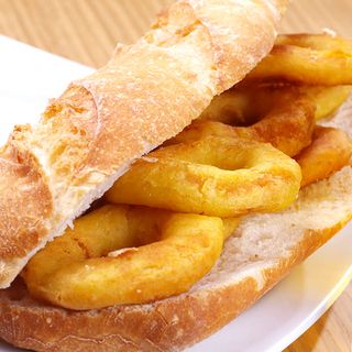 Bocadillo de rabas de calamar con alioli