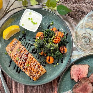 ორაგულის სტეიკი ბოსტნეულით