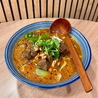 Ramen della casa in brodo di manzo