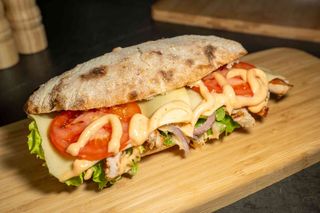 Sandwich cu cotlet de porc la gratar