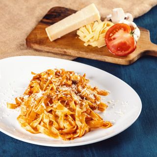 ფეტუჩინი ბოლონიური სოუსით