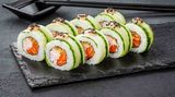 Рол з лососем та огірком