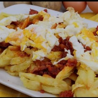 Huevos rotos Jamon y patatas fritas caseras 