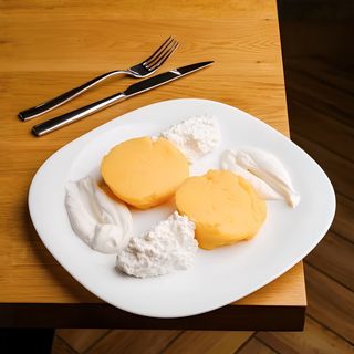 Mămăliguţă cu brânză de vaci şi smântână