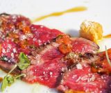 Tataki de Wagyu, parmesano, soja-romero y pan de brioche