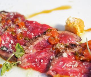 Tataki de Wagyu, parmesano, soja-romero y pan de brioche