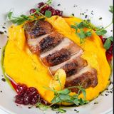 Утиное филе с пюре и морковным муссом