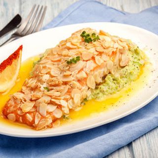 Сьомга с бадемова коричка