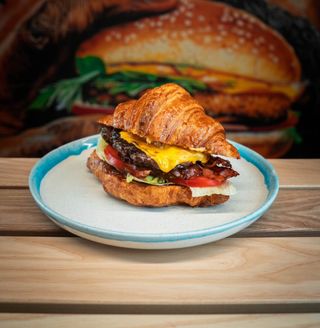 Бургер в круасані із соковитою котлетою та беконом