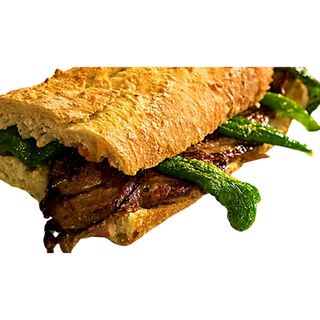 (7)BOCADILLO DE TERNERA,PIMIENTO VERDE, BACON  Y TOMATE