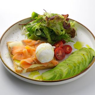 Тост с лососем и авокадо