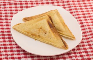 Сырный тост с соусом "Песто" и помидорами