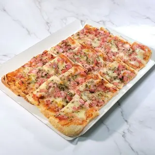 Coca de Bacon y Quesos 