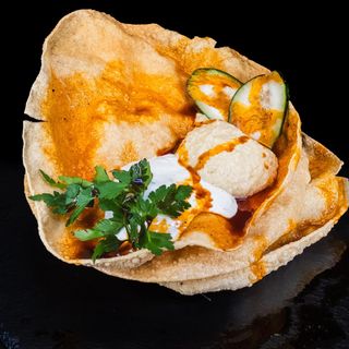 Papadum con hummus y tsatsiki
