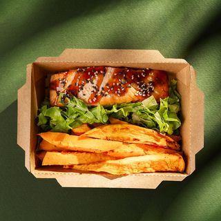 ორაგულის სტეიკი ბატატის ჩხირებით